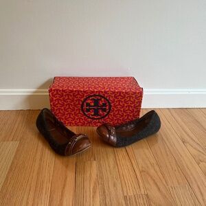 Tory Burch Captoe Flats with gold logo - Size 6.5